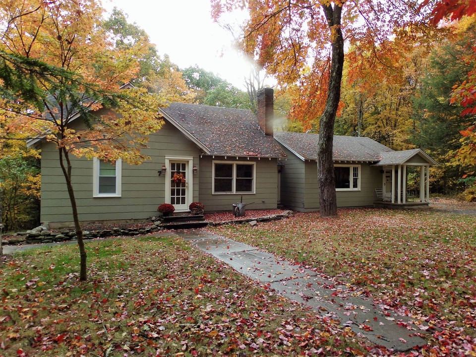 for your extended family with two separate living spaces this one really reaches out to the extended family.
separate living quarters ensures privacy for two separate families or studio rental income