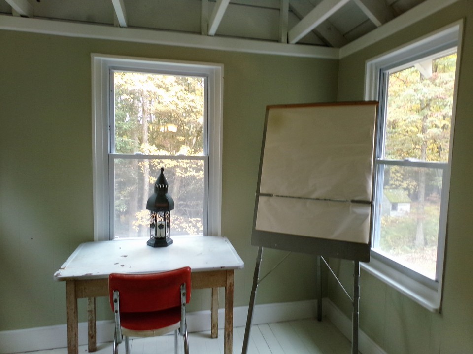 artist within feeling creative? this is a wonderful enclosed porch area loaded with natural light and vaulted ceilings for 3 seasons of pleasure.
