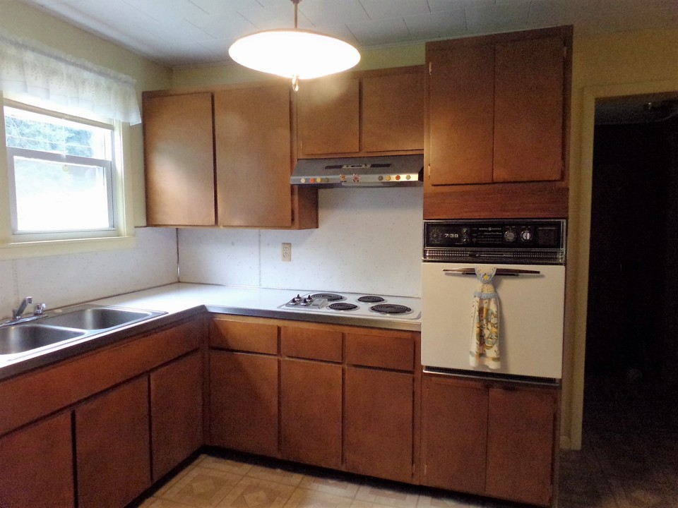 older style kitchen with an eat in area.
