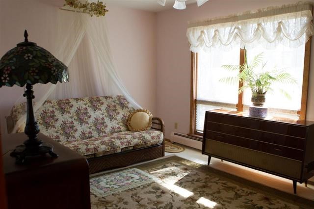 den den or bedroom? this room works for all of your expanded family needs. bring over the guests! have them stay a day or a lifetime!