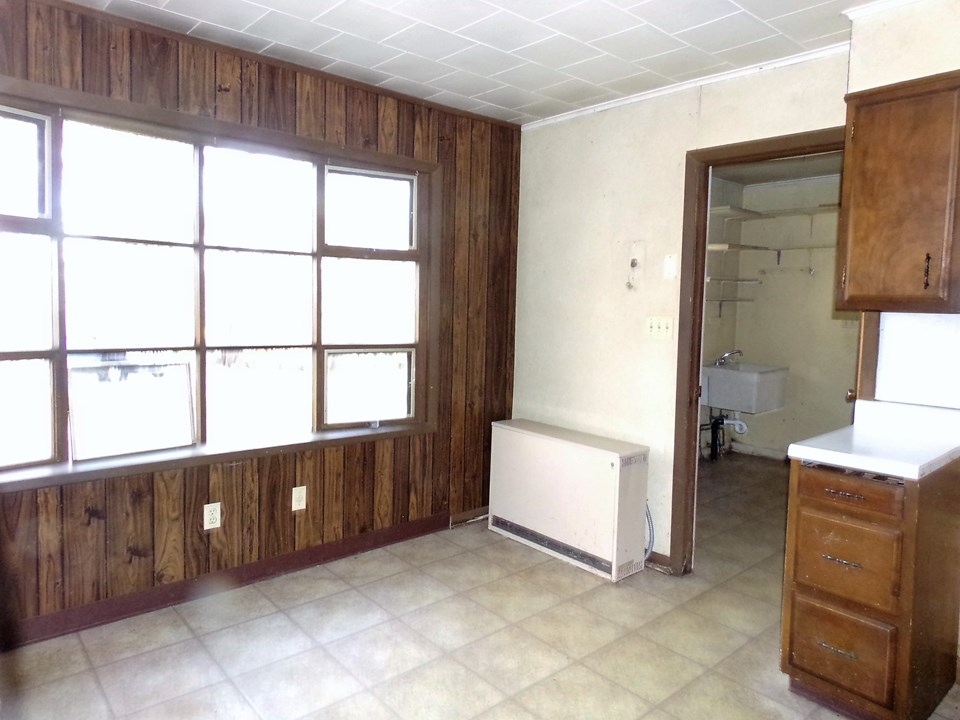 whats missing? oh yes the kitchen!